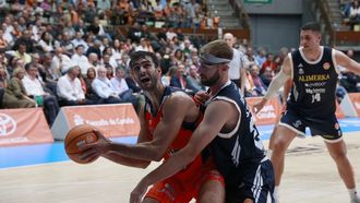 Jacobo D&iacute;az presionado por un defensor del Oviedo en el encuentro de la primera vuelta celebrado en el Coliseum