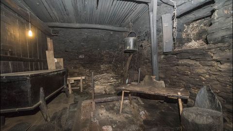 Una lareira sobre la que est� dispuesta la caniceira hecha de tablas en la que se secan las casta�as