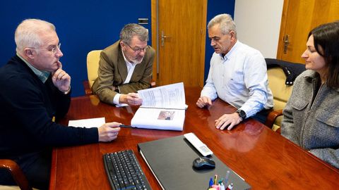 Representantes de la cofrad�a de Corcubi�n se reunieron con el presidente de Portos de Galicia