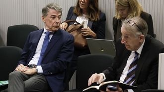 A la izquierda, el expresidente madrile�o, Ignacio Gonz�lez, en el inicio del juicio por el caso Lezo