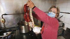 Mar�a Luisa, del Novo Soto, sostiene la costilla y los chorizos para el cocido