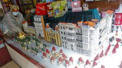 Helena Pena agradece a Carlos Mac�as y a Susi Pant�n su colaboraci�n para decorar el escaparate