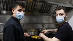 Mohamed, de 18 a�os, con Jos� Luis, jefe del gastrobar Tapa Negra, donde trabaja como pinche