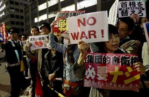 Protestas en Tokio tras el anuncio realizado por Abe para cambiar la Constituci�n.