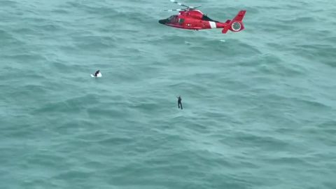 Rescata a un hombre aferrado a una nevera en alta mar frente a la costa de Florida