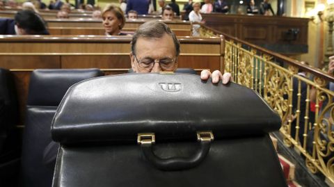 Mariano Rajoy prepara sus documentos antes de intervenir en el Congreso. 