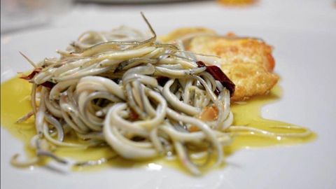 El chef Pablo Gallego tiene en su restaurante homónimo, en A Coruña, unas gulas con huevos fritos