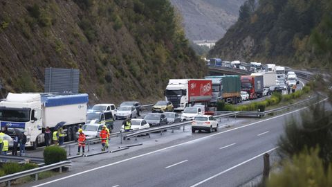 El desprendimiento de tierras arrastr un coche, pero el conductor sali ileso