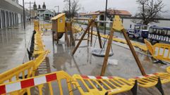 Parque infantil instalado en la nueva plaza del mercado, todav�a cerrado al uso y sin suelo.