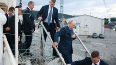 El presidente de Rusia, Vlad�mir Putin, con algunos de sus colaboradores inspeccion� este mi�rcoles, en la terminal mar�tima de la ciudad rusa de Vladivostok, el Kaptain Yunak, uno de los arrastreros de pesca m�s modernos del mundo