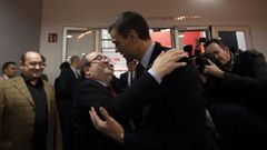 Miquel Iceta abraza a Pedro S�nchez, este viernes, en Barcelona