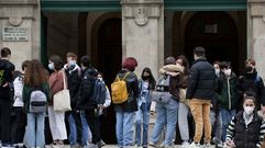 Alumnos a la puerta del IES Eusebio da Guarda, en A Coru�a