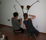 Aunque var�a en cada proyecto, el proceso de creaci�n de un mural sigue varios pasos comunes: la proyecci�n de las siluetas de las figuras a pintar, su dibujo a l�piz sobre la pared, elecci�n de los colores y aplicarlos con pinceles para rellenar las siluetas. En las fotograf�as se muestra parte del proceso de humanizaci�n de la planta de Neonatos del hospital de Ferrol. Ana Germade tambi�n dise�� y elabor� la de Urgencias de Pediatr�a del �lvaro Cunqueiro. 