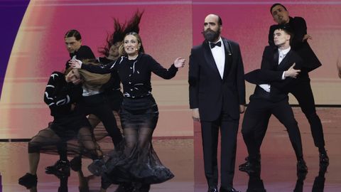 Los presentadores Rigoberta Bandini y Luis Tosar, durante la ceremonia de los Premios Goya