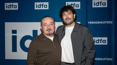 Estrea mundial en Amsterdam. Adri�n Canoura, retratado co seu pai, Ra�l, no Festival Internacional de Cinema Documental de Amsterdam, certame que acolleu a estrea mundial do filme. 