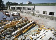 Las naves de Megasa comienzan a ser solo un esqueleto, con �nicamente las vigas en pie. 