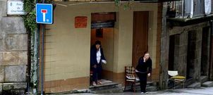 Dos mujeres apostadas a la puerta de uno de los locales que a�n sobreviven en la calle Cruz verde, a dos pasos de la Pinacoteca.