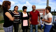 Los padres de alumnos se reunieron ayer junto a la escuela