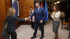 Teresa Mallada saluda a Adri�n Barb�n ante la presencia de Ana C�rcaba y Dolores Carcedo