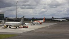 Tres aviones comerciales de distintas compa��as en el aeropuerto de Santiago, en una imagen de archivo.