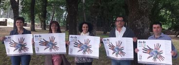 Representantes de banda, de colectivos ligados a la misma y a la escuela y del Concello, con los carteles anunciadores en As Pedrosas. 