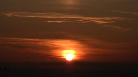Puesta de sol, en un momento previo a la formación del rayo verde