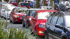 Coches circulando por una carretera de Pontevedra
