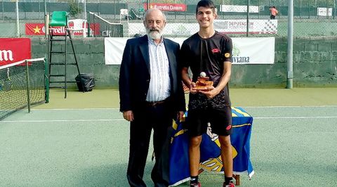 Carlos Alcaraz, con el presidente del CCD Sanxenxo, en la final del ITF jnior del 2018