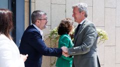 Rueda saluda a Jos� Luis Alonso Mosquera, director de Stellantis Vigo