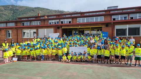 Todos os alumnos do CEIP Manuel Respino saron ao patio.