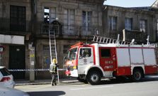 Los bomberos retiraron cristales de la vieja Casa Vilas. 