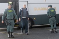 Ferr�o baja del autob�s de traslado de detenidos sin esposas y apoyado en un bast�n. 