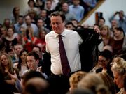 Cameron se dispone a intervenir en un mitin.