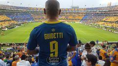 Con la camiseta del Celta en el campo de los Tigres mexicanos