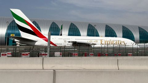 Un avi�n estacionado en el aeropuerto de Dub�i.