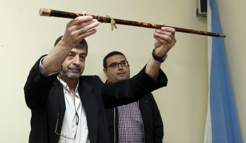 Jos� Luis Paj�n (PSOE), con el bast�n de mando. 