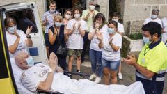 Los vecinos de Mer�ns reciben a Manuel V�zquez Moya, que pas� tres meses ingresados por el covid