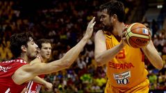 Marc Gasol ante el p�vot croata Tomic