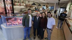 Antonio Garca, con sus hijos Damin, Javier y Vanesa, en la carnicera que abri en la avenida de Fisterra hace 30 aos y ahora acaba de renovar