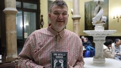 Pablo Cid, en el Liceo de Ourense, donde present� su primer libro, un diario personal titulado �Una batalla ganada�.