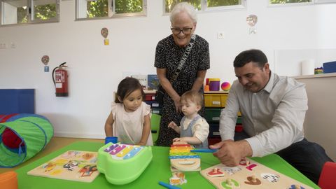 El alcalde, Francisco Charl�n, con familiares y ni�os ayer por la ma�ana