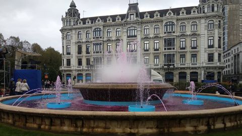 Fuente de La Escandalera con el agua rosa