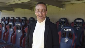 Jos&eacute; Luis Oltra, en el banquillo del Huesca