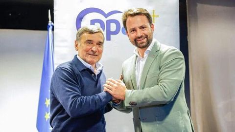 El presidente del PP de Colunga, Justino P�rez y el presidente del PP asturiano, �lvaro Queipo.