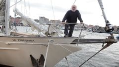 Javier Bab, el capitn del barco, a bordo de La Peregrina