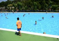 Los puestos de socorrista (en la imagen, uno en Oira) son muy demandados en verano. 