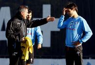 Paco Herrera dando instrucciones a Oubi�a ayer en A Madroa.