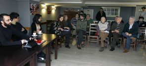 Juan Fajardo (a la derecha de la imagen) tuvo una breve intervenci�n en la asamblea. 