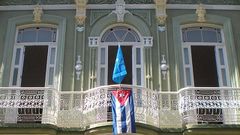 Casa colonial en La Habana con las banderas de Cuba y Asturias en su balcn