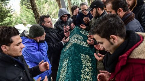 Varias personas rezan ante el f�retro de Mohamed Elhot, una de las v�ctimas mortales del ataque a la discoteca de Estambul.